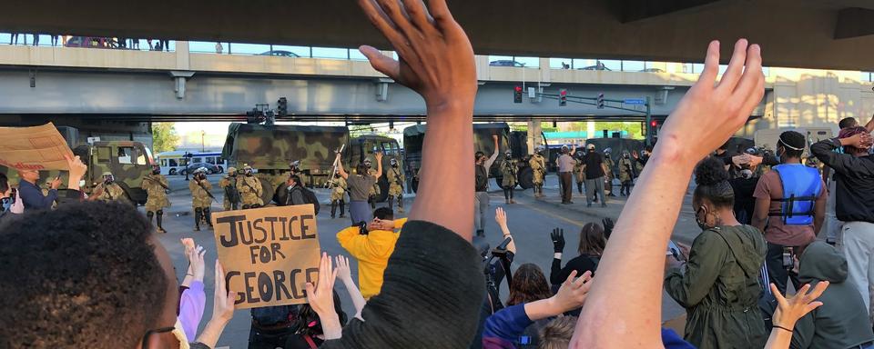 Des manifestants face à la police à Minneapolis. [RTS - Raphaël Grand]