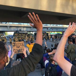 Des manifestants face à la police à Minneapolis. [RTS - Raphaël Grand]