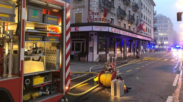 Le restaurant la Cave valaisanne à Genève a pris feu. [RTS - Julien Von Roten]