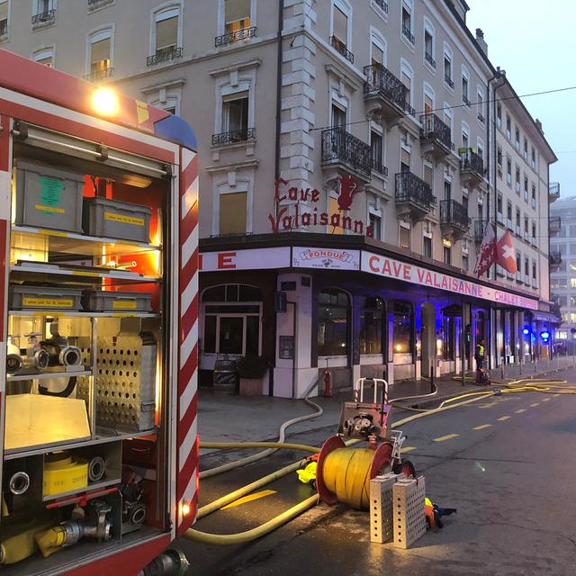 Le restaurant la Cave valaisanne à Genève a pris feu. [RTS - Julien Von Roten]