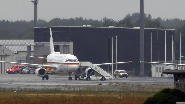 L'avion transportant l'opposant russe Alexeï Navalny est arrivé en Allemagne. [Keystone - EPA/Filip Singer]