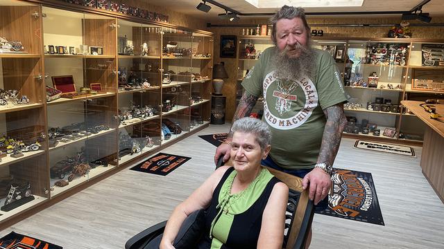 En janvier, Alfons et Suzanne Schneuwly ont ouvert un espace consacré aux Harley Davidson, chez eux, à Rickenbach (LU). [RTS - Delphine Gendre]