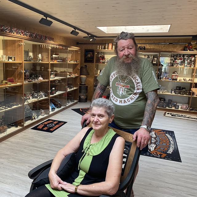 En janvier, Alfons et Suzanne Schneuwly ont ouvert un espace consacré aux Harley Davidson, chez eux, à Rickenbach (LU). [RTS - Delphine Gendre]