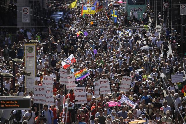 Des milliers de manifestants ont défilé dans les rues de Berlin contre les mesures de restriction liées à la pandémie. [Keystone/AP Photo - Markus Schreiber]