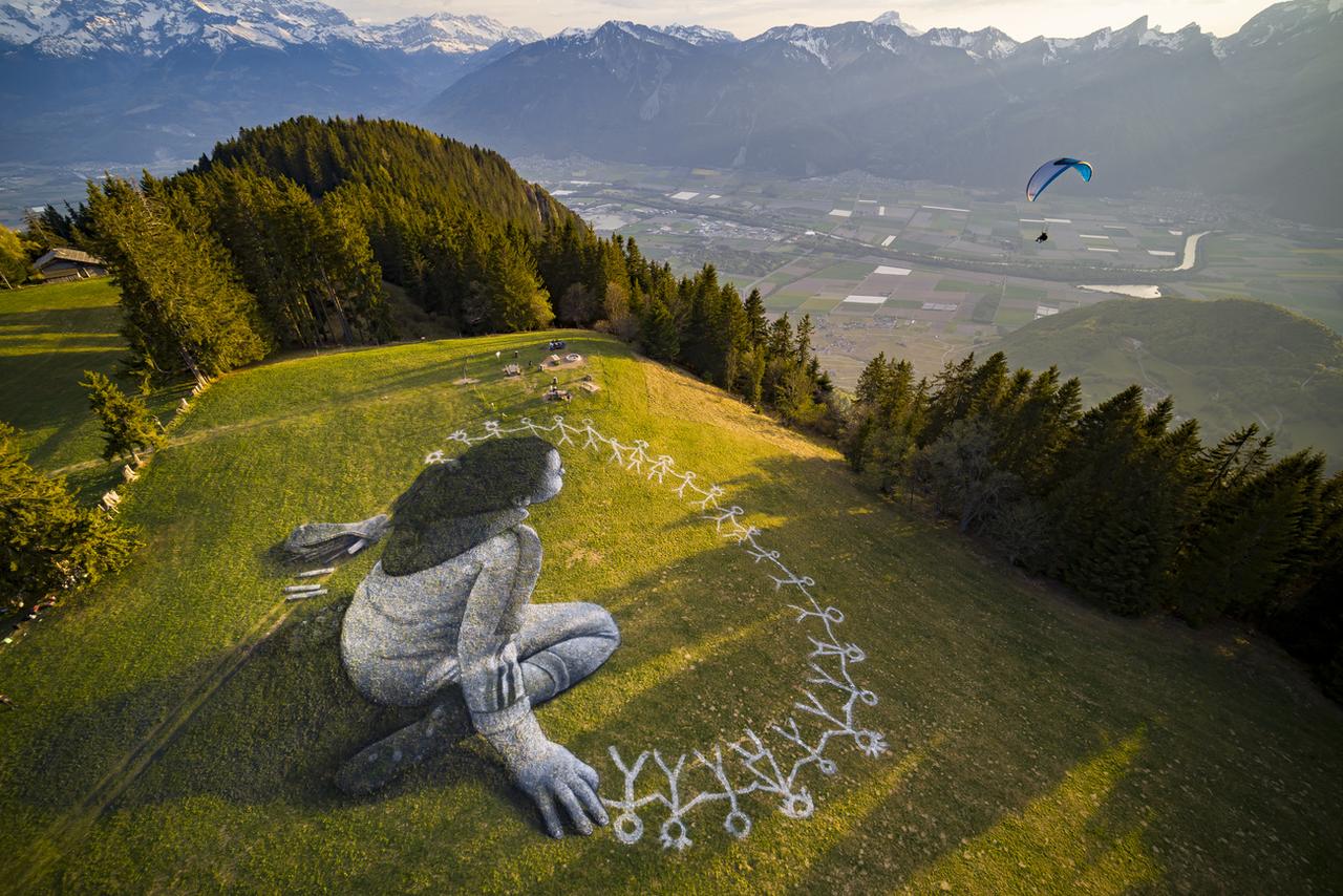 La fresque "Beyond Crisis" (au-delà de la crise) de l'artiste Saype à Leysin. [Keystone - Valentin Flauraud]