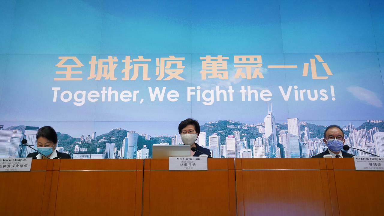 Carrie Lam a reporté d'un an les élections législatives à Hong Kong, provoquant la colère des pro-démocratie [Reuters - Lam Yik]
