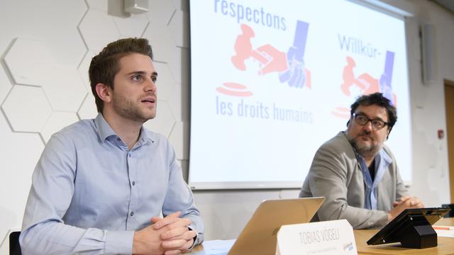 Tobias Vögeli, co-président des jeunes Verts'libéraux suisses et Jorgo Ananiadis, co-président du Parti pirate suisse, lors du lancement du référendum contre la loi contre le terrorisme. [Keystone - Anthony Anex]