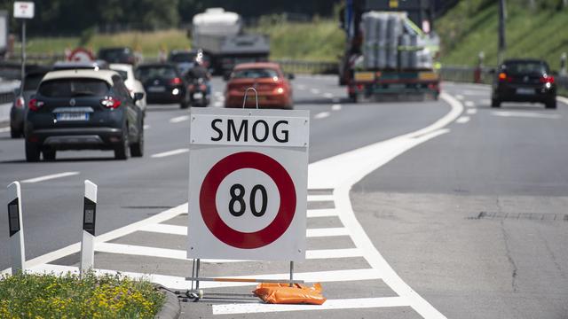 Un panneau de limitation de vitesse pour des raisons de pollution de l'air, à Mendrisio (TI). [Keystone - Francesca Agosta]