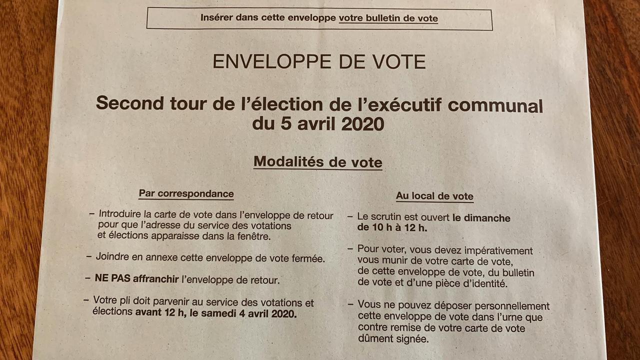 Le matériel de vote qui autorise les électeurs genevois à se rendre au local de vote le 5 avril 2020. [RTS - Raphaël Leroy]