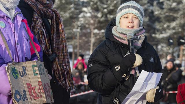 L'activiste Greta Thunberg parle durant une grève du climat avec des enfants sami à Jokkmokk, en Suède, le 7 février 2020. [Keystone/epa - Naina Helen Jama]