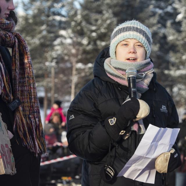 L'activiste Greta Thunberg parle durant une grève du climat avec des enfants sami à Jokkmokk, en Suède, le 7 février 2020. [Keystone/epa - Naina Helen Jama]