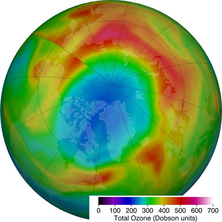 Observations par satellite de l’épaisseur de la couche d’ozone au-dessus du Pôle Nord le 21 mars 2020 (les données les plus récentes). Les couleurs bleues représentent une fine couche d’ozone, alors que les couleurs rouges représentent une couche plus épaisse. [https://ozonewatch.gsfc.nasa.gov]