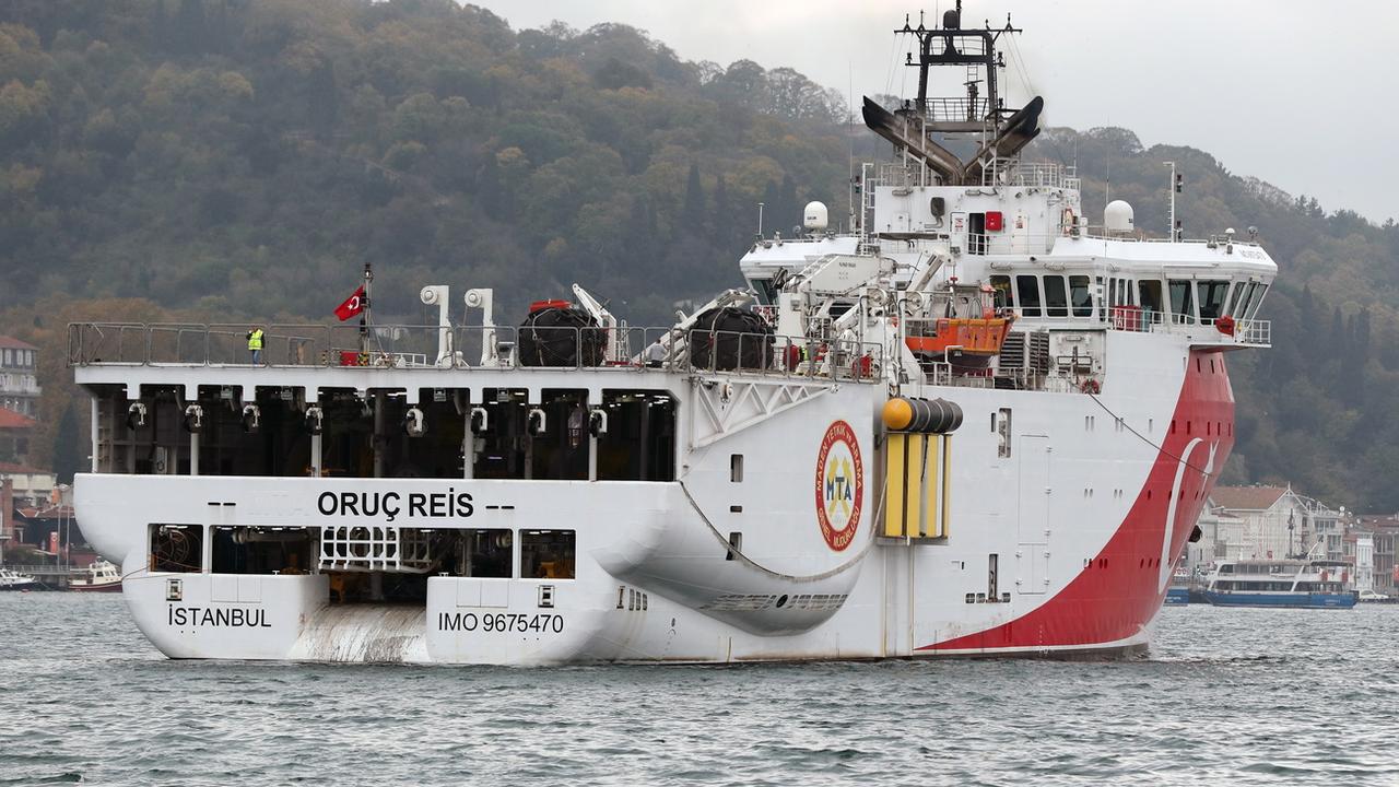Le navire turc d'exploration sismique Oruc Reis, à Istanbul, sera renvoyé vers une zone controversée en Méditerranée. [Keystone - Tolga Bozoglu]