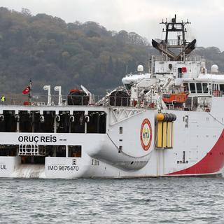 Le navire turc d'exploration sismique Oruc Reis, à Istanbul, sera renvoyé vers une zone controversée en Méditerranée. [Keystone - Tolga Bozoglu]