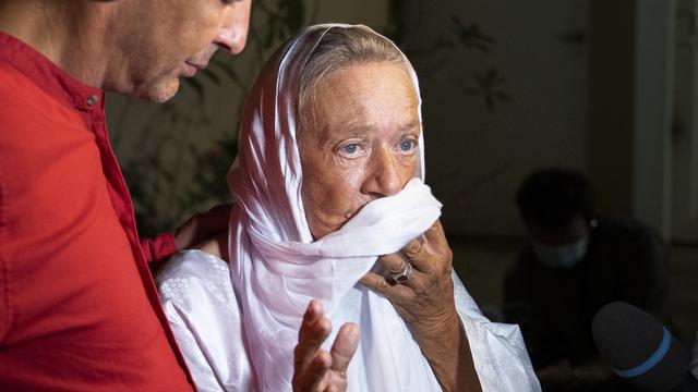 Sophie Pétronin et son fils Sébastien Chadaud-Pétronin le 9 octobre à Bamako. [Keystone/EPA/STR]