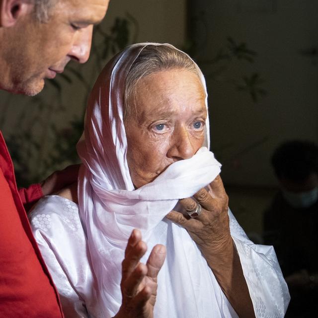 Sophie Pétronin et son fils Sébastien Chadaud-Pétronin le 9 octobre à Bamako. [Keystone/EPA/STR]