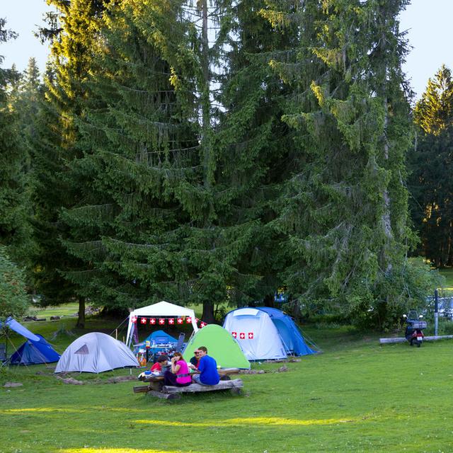 Le camping pourrait séduire de plus en plus de monde en Suisse après la cvrise du Covid-19. [Keystone - Martin Rütschi]