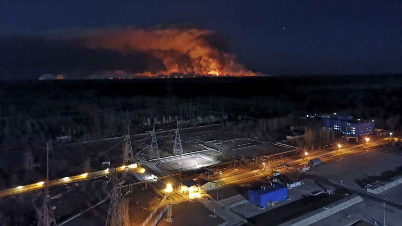 Un feu de forêt près de Tchernobyl. [Keystone - Ukrainian Police Press Office via AP]