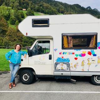 La journaliste Isabelle Alexandrine Bourgeois sillonne l'Europe avec son camping-car à la rencontre de héros ordinaires. [gentleartofblessing.org]