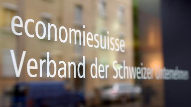 Avec ses partenaires, Economiesuisse soutient le contre-projet à l'initiative. [Keystone - Dorothea Mueller]