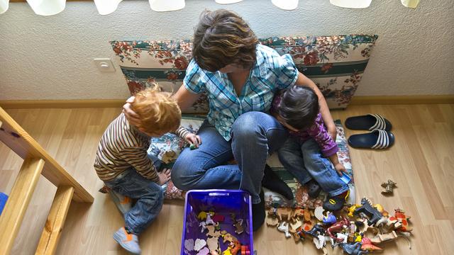 Les employés domestiques qui ont pu garder leur emploi travaillent parfois dans l'angoisse, sans mesures de protection sanitaire sur leur lieu de travail. [keystone - Ennio Leanza]