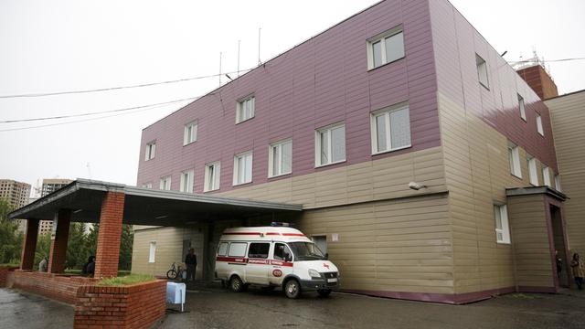 L'hôpital d'Omsk où est hospitalisé Alexeï Navalny. [Keystone - AP Photo/Evgeniy Sofiychuk]