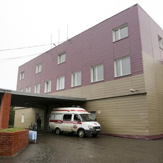 L'hôpital d'Omsk où est hospitalisé Alexeï Navalny. [Keystone - AP Photo/Evgeniy Sofiychuk]