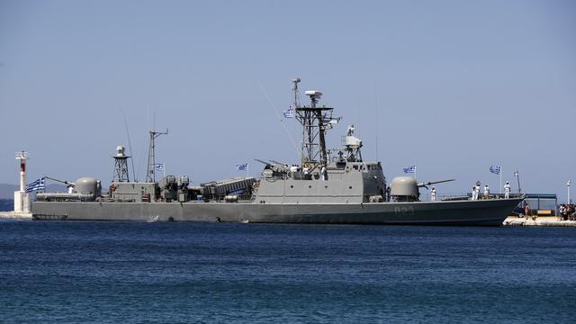 Un bateau militaire grec stationne en mer Méditerranée. [AP Photo/Keystone - Thanassis Stavrakis]