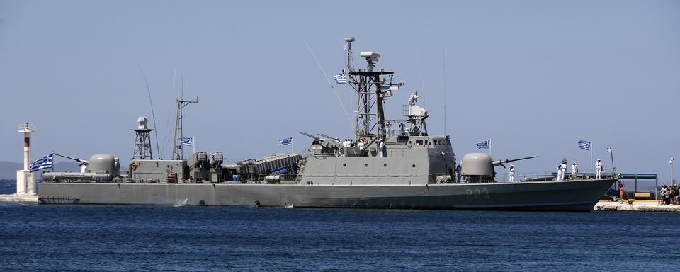 Un bateau militaire grec stationne en mer Méditerranée. [AP Photo/Keystone - Thanassis Stavrakis]