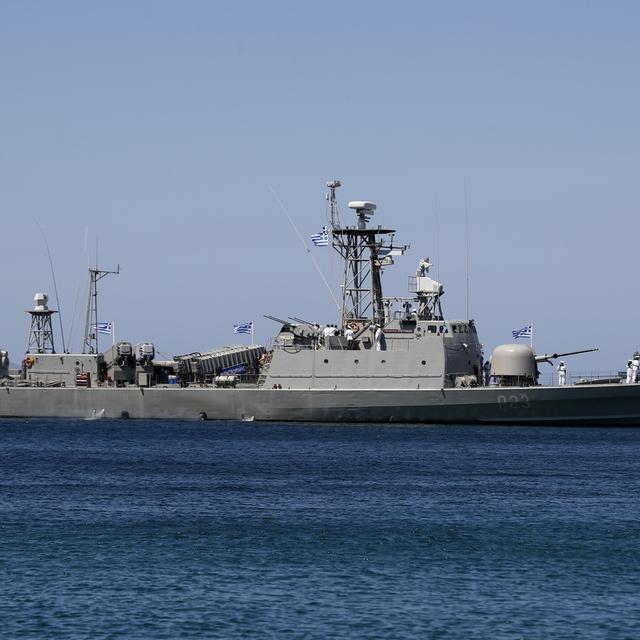 Un bateau militaire grec stationne en mer Méditerranée. [AP Photo/Keystone - Thanassis Stavrakis]