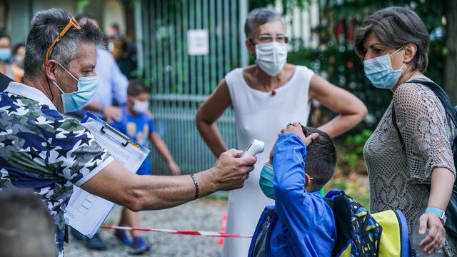 Les écoles italiennes ont rouvert après 6 mois de réouverture. [Keystone/EPA - Tino Romano]