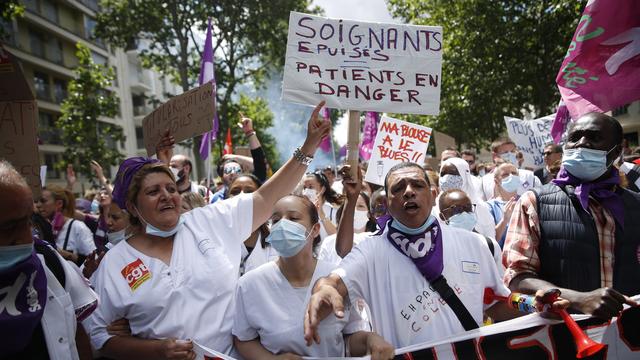 La manifestation pour le personnel soignant à Paris. [EPA/Keystone - Yoan Valat]