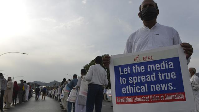 Des journalistes pakistanais manifestent pour la liberté de la presse durant le confinement imposé par le gouvernement face au coronavirus [AFP - Farooq Naeem]