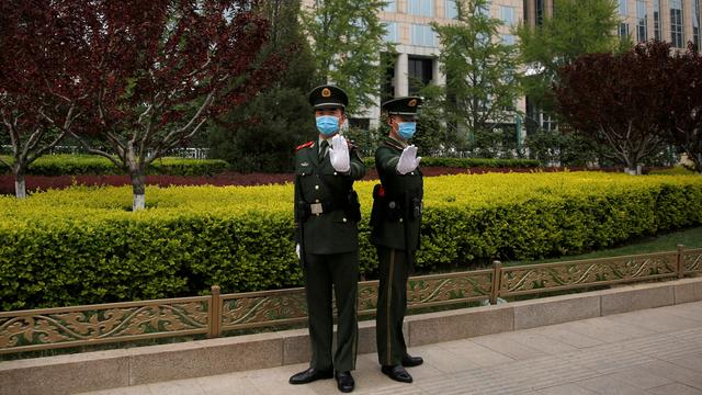 Deux soldats chinois dans une avenue de Pékin, le 15 avril 2020. [Reuters - Tingshu Wang]