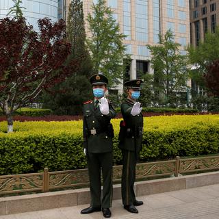 Deux soldats chinois dans une avenue de Pékin, le 15 avril 2020. [Reuters - Tingshu Wang]