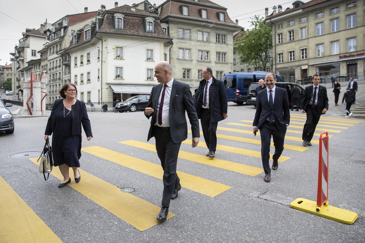 Anne-Claude Demierre, présidente du Conseil d'Etat fribourgeois (gauche) traverse une rue de Fribourg avec le conseiller fédéral Alain Berset, le 12 mai 2020. [Keystone - Peter Klaunzer]