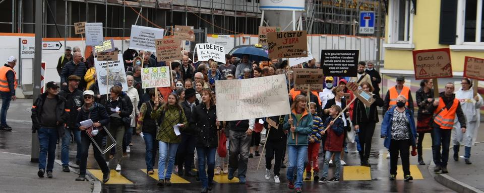 Une manifestation contre le port du masque à Zurich. [RTS - Gaël Klein]