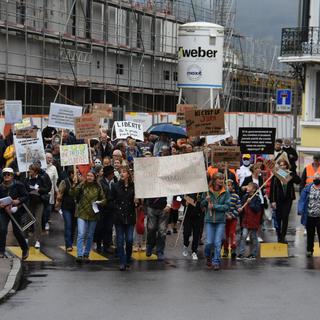 Une manifestation contre le port du masque à Zurich. [RTS - Gaël Klein]
