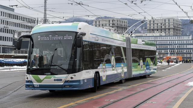 Le SwissTrolley plus, fonctionnant en partie sur batteries, lors de sa présentation à Zurich. [Keystone - Ennio Leanza]