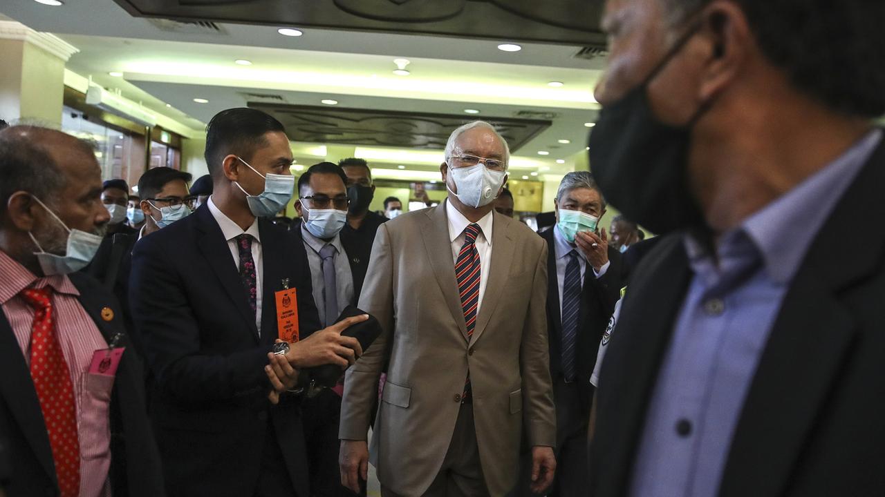 L'ex-Premier ministre malaisien Najib Razak (au centre) a été reconnu coupable de corruption. [Keystone - Fazry Ismail]