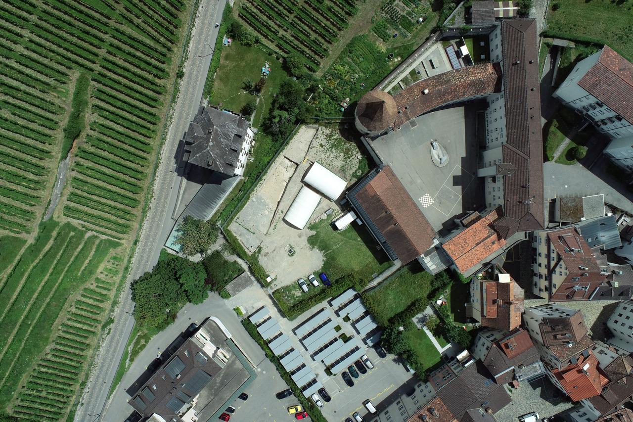 Les fouilles ont été réalisées à côté d'un ancien bâtiment pénitentiaire. [Canton des Grisons]