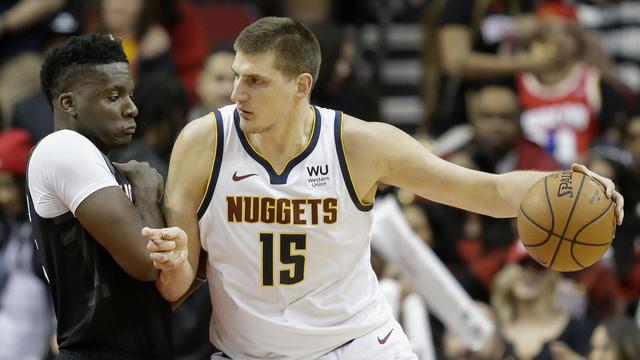 Nikola Jokic a notamment côtoyé Novak Djokovic la semaine passée lors d'un événement en Serbie. [AP - Eric Christian Smith]