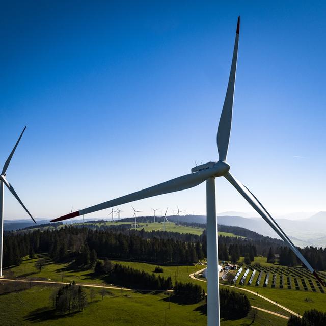 Des éoliennes installées au Mont-Soleil, près de Saint-Imier (BE). [Keystone - Valentin Flauraud]