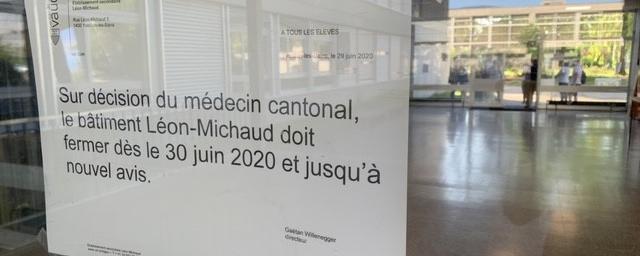 L'affiche à l'entrée du collège Léon-Michaud à Yverdon, informant sur la fermeture de l'établissement. [Etat de Vaud]