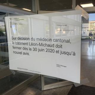 L'affiche à l'entrée du collège Léon-Michaud à Yverdon, informant sur la fermeture de l'établissement. [Etat de Vaud]