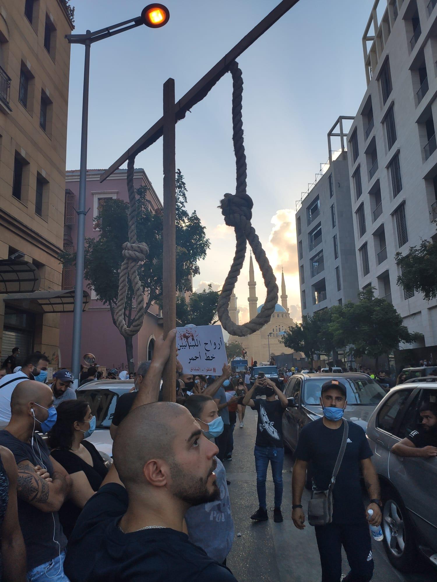 Des protestataires ont brandi des cordes, un noeud coulant à leur extrémité. [RTS - Mouna Hussein]