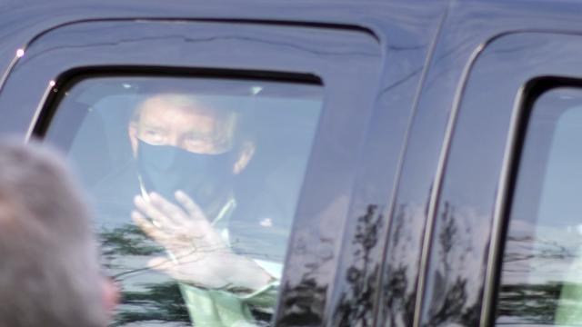 Donald Trump est sorti en voiture saluer ses partisans réunis devant le centre médical militaire national Walter Reed, le 4 octobre 2020. [Keystone/AP photo - Anthony Peltier]