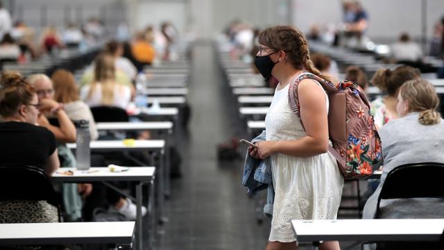 Certaines universités suisses vont imposer le port du masque. [Keystone/EPA - Friedemann Vogel]