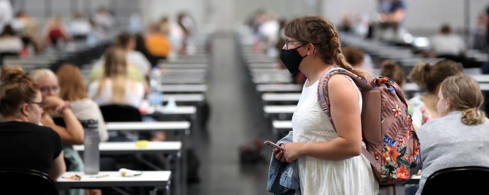 Certaines universités suisses vont imposer le port du masque. [Keystone/EPA - Friedemann Vogel]