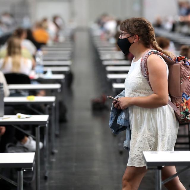 Certaines universités suisses vont imposer le port du masque. [Keystone/EPA - Friedemann Vogel]